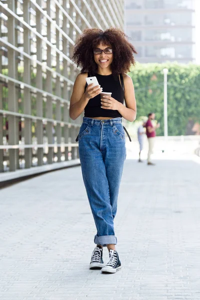 Sokakta cep telefonu kullanan güzel genç kadın.