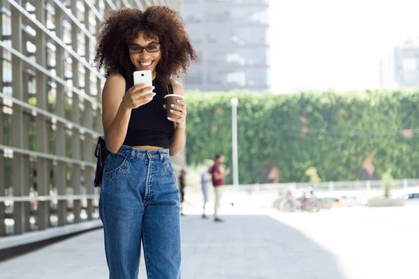 Sokakta cep telefonu kullanan güzel genç kadın.