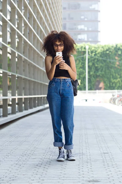 Sokakta cep telefonu kullanan güzel genç kadın.