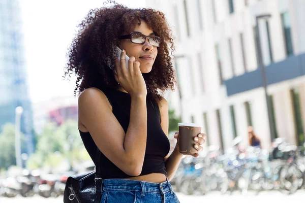 Красива молода жінка використовує свій мобільний телефон на вулиці . — стокове фото