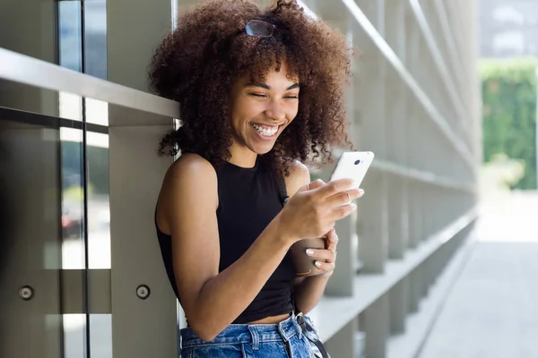 Sokakta cep telefonu kullanan güzel genç kadın. — Stok fotoğraf