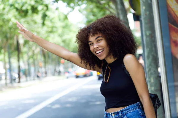 Bir taksi için soran güzel genç kadın.