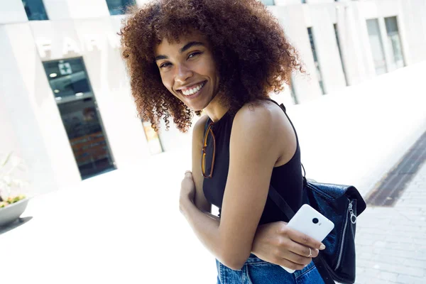 Mulher bonita olhando para a câmera na rua . — Fotografia de Stock