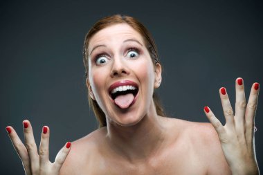 Mutlu genç kadın kameraya siyah arka plan üzerinde seyir.