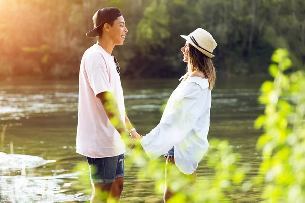 Hermosa joven pareja enamorada en la montaña . — Foto de Stock