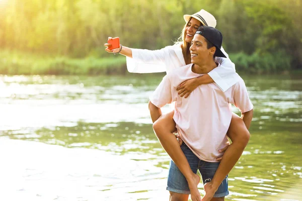 Belo jovem casal apaixonado na montanha . — Fotografia de Stock