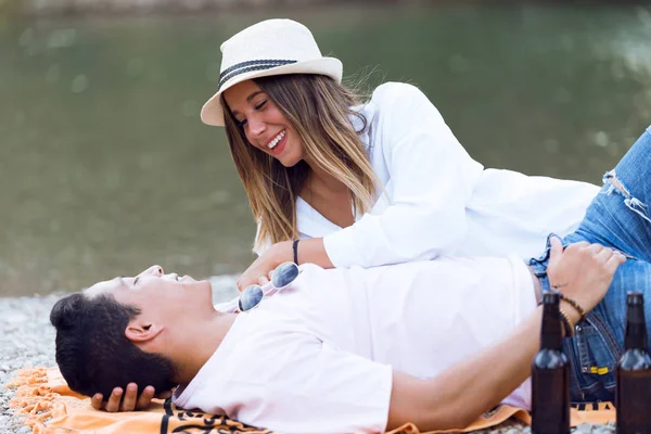 Hermosa joven pareja enamorada en la montaña . — Foto de Stock