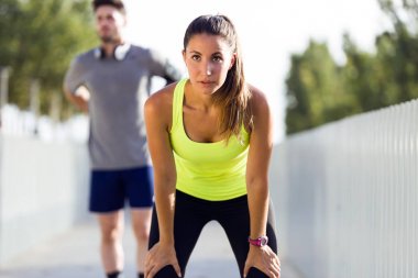 Güzel genç çift sokakta çalıştırdıktan sonra rahatlatıcı.