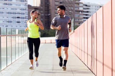 Kiminle güzel Çift.