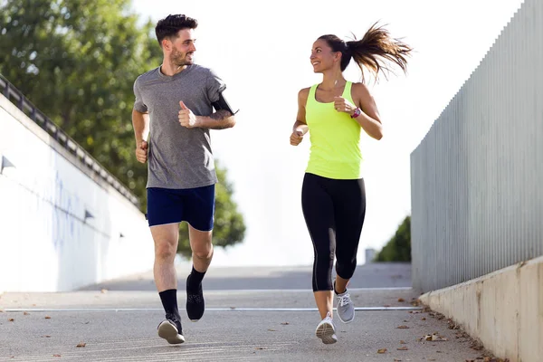 Hermosa pareja corriendo en la calle . —  Fotos de Stock