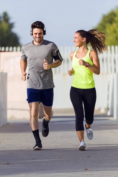 Hermosa pareja corriendo en la calle . —  Fotos de Stock