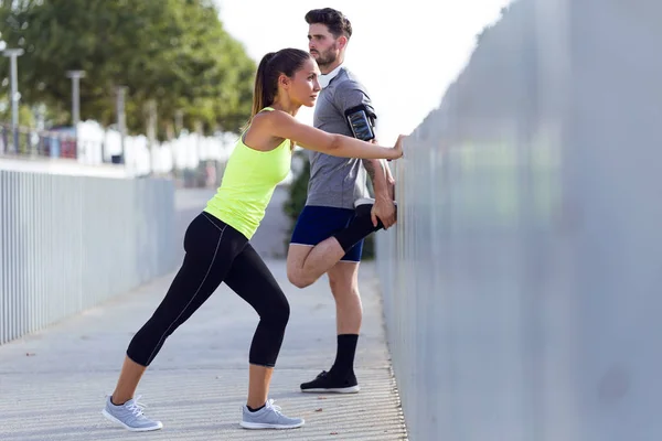 Hermosa pareja joven estirándose en la calle . —  Fotos de Stock