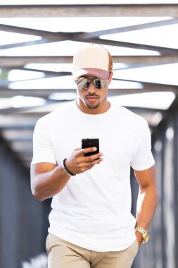 Yakışıklı genç adam sokakta cep telefonunu kullanma.