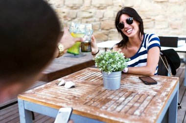 Restoranda içki içecek güzel genç Çift.