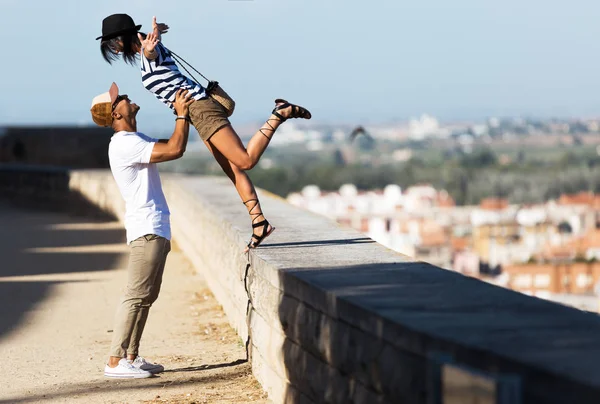 Beautiful young couple enjoying summer in the street. — Stock Photo, Image