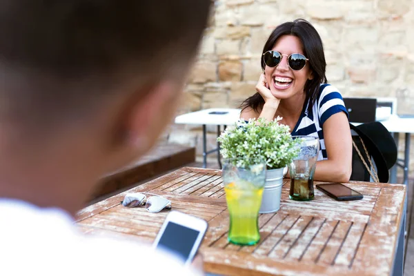 Belo jovem casal bebendo refresco no restaurante . — Fotografia de Stock