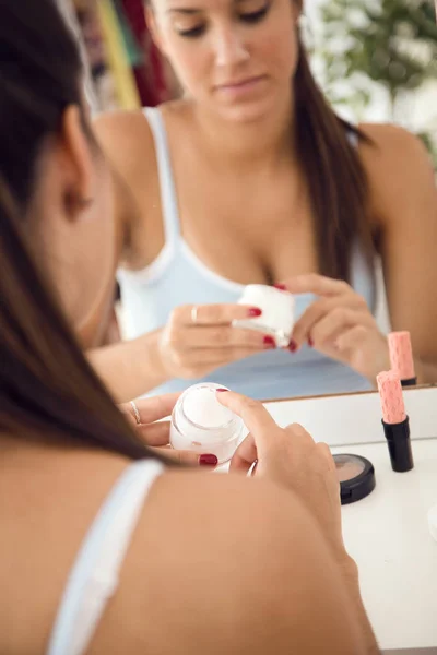 Schöne junge Frau pflegt ihre Haut in der Nähe von Spiegel in der Badewanne — Stockfoto