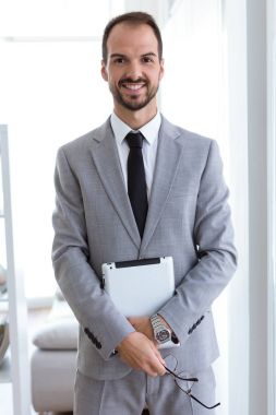 Kamera ofiste bakarak yakışıklı genç.