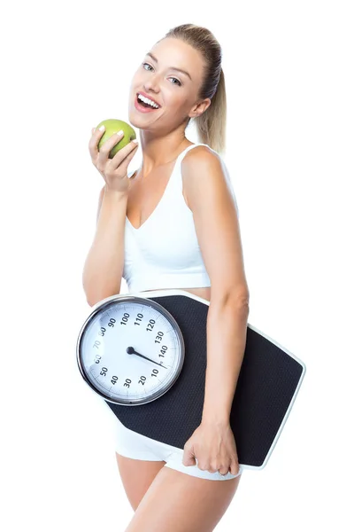 Hermosa mujer joven comiendo una manzana sobre fondo blanco . —  Fotos de Stock