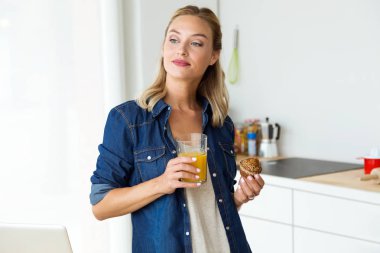 Güzel genç kadın mutfakta Kahvaltı.