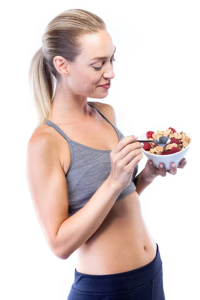 Mulher bonita comendo cereais e frutas sobre fundo branco . — Fotografia de Stock