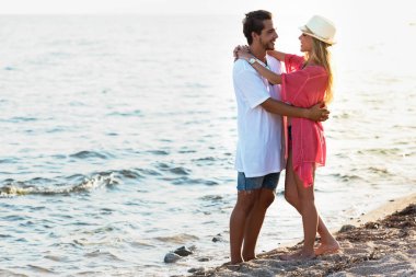 Mutlu genç çift gün sahilde zevk.