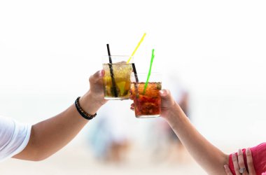 Güzel genç çift sahilde ferahlık içme.