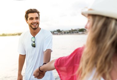 Sahilde yürüyüş aşık güzel genç Çift.