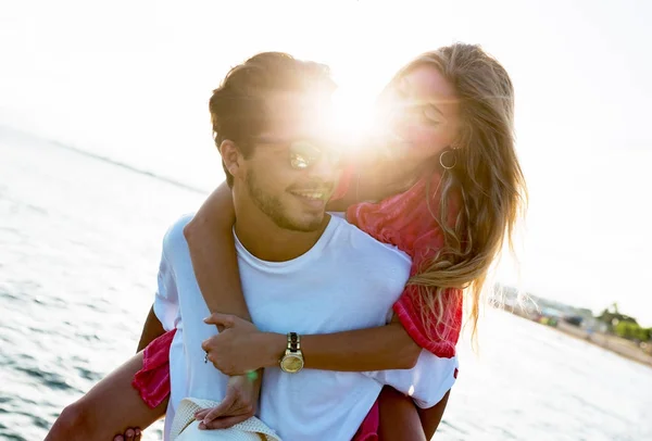 Jovem casal feliz desfrutando o dia na praia . — Fotografia de Stock