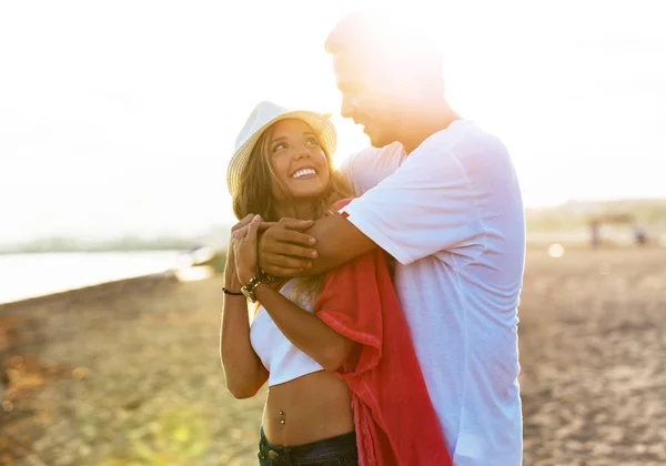 Glückliches junges Paar genießt den Tag am Strand. — Stockfoto