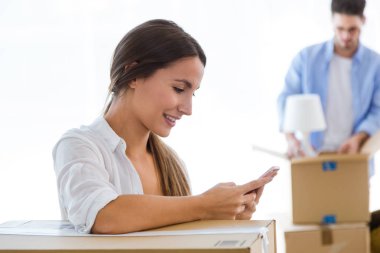 yeni evde hareketli Çift.