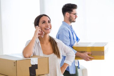 yeni evde hareketli Çift.