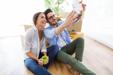  Cep telefonu kullanan çift