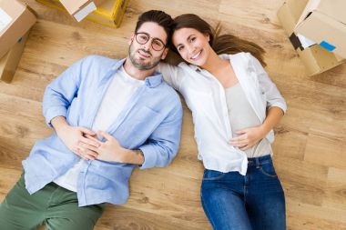 yeni evde hareketli Çift.