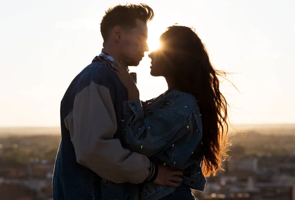 Ungt par i kärlek på kullen — Stockfoto