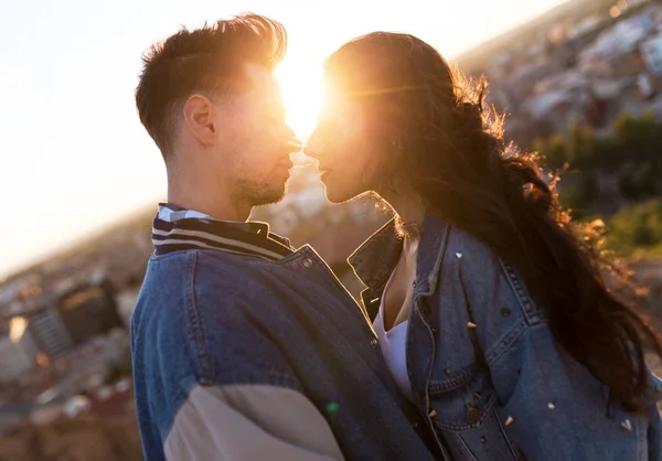 Молода пара закохалася на пагорбі — стокове фото