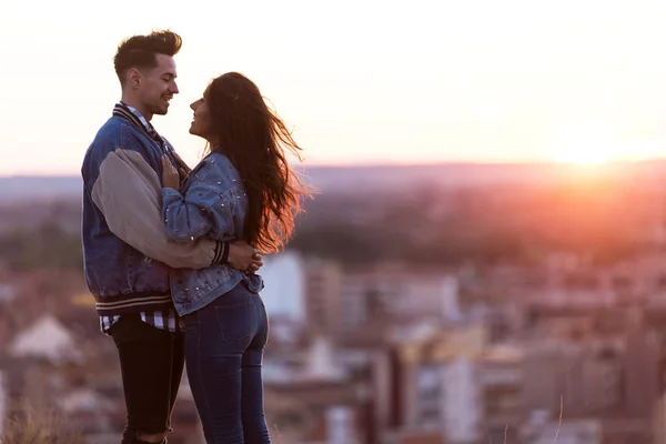 Jeune couple amoureux sur la colline — Photo