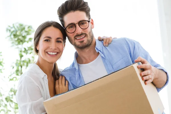 Par som flyttar nya hemma. — Stockfoto