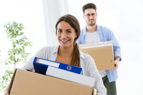 Paar zieht in neues Zuhause. — Stockfoto