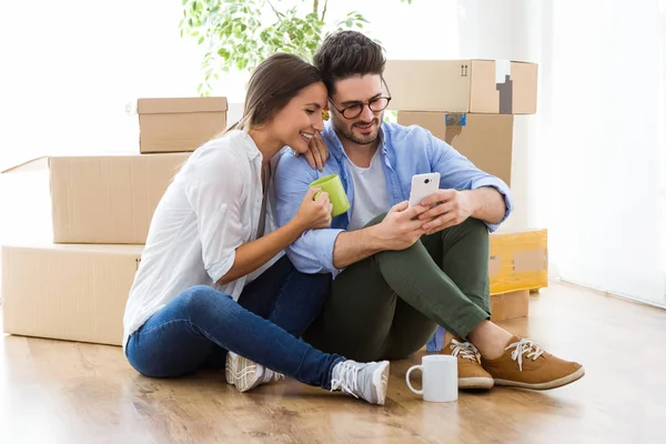 Par som använder mobiltelefon — Stockfoto