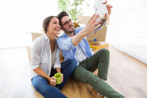  Cep telefonu kullanan çift