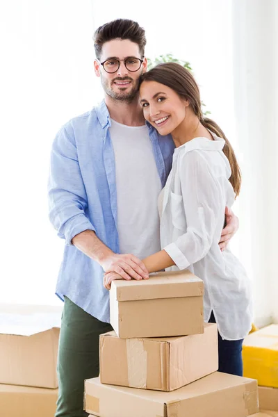 Couple déménageant dans une nouvelle maison . — Photo