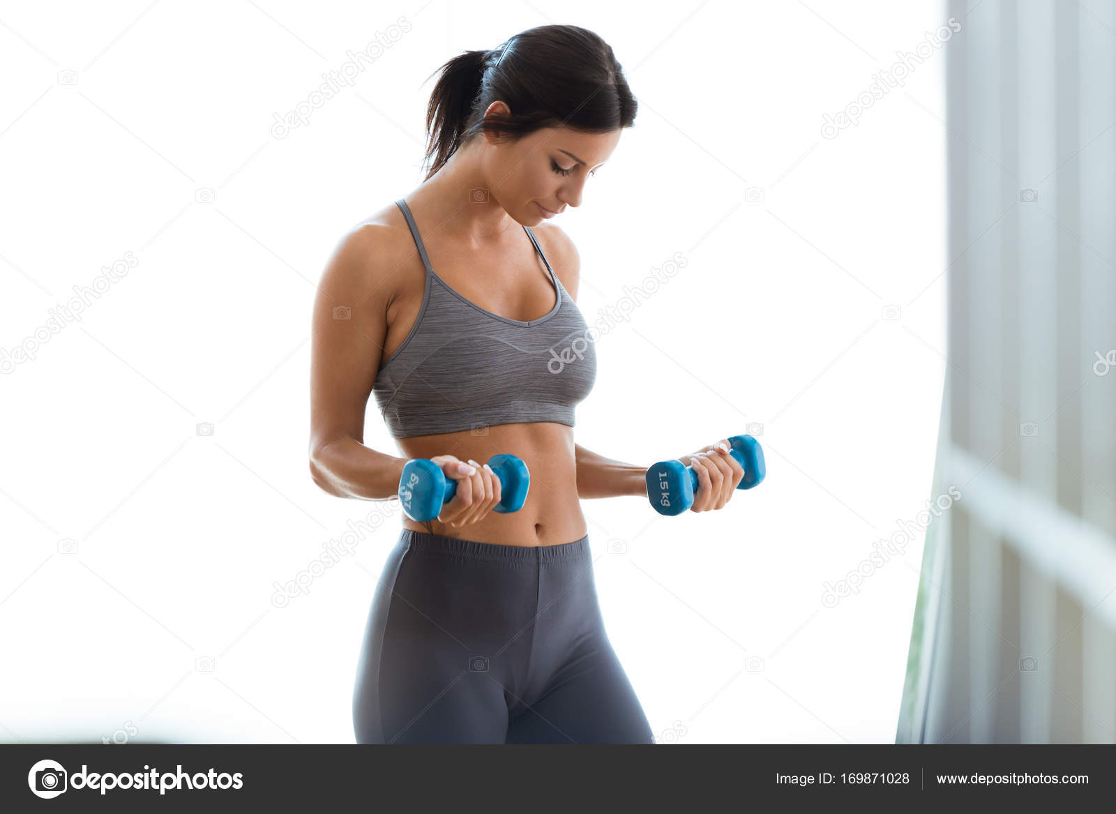 Девушка в спортзале. Мышечная масса упражнения для девушек. Мышечная масса упражнения для девушек. Высушенная девушка. Девушка и фитнес.