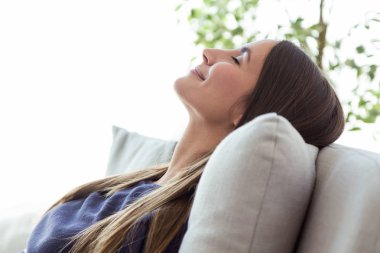 Genç bayan evde dinleniyor. 