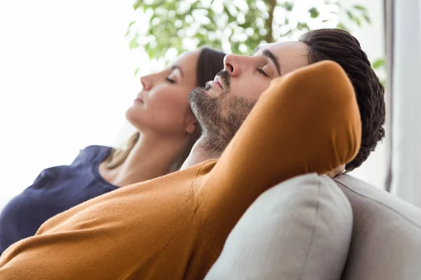 Jeune couple relaxant sur le canapé — Photo