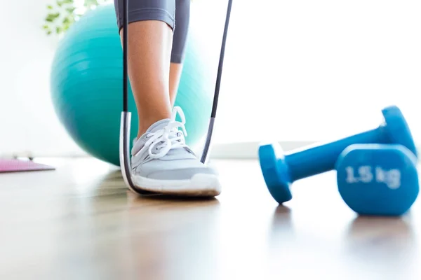 Entrenamiento de la mujer con cintas en casa . —  Fotos de Stock