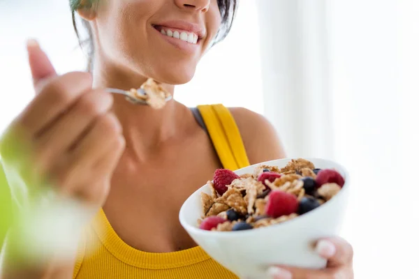 Mujer comiendo cereales y frutas —  Fotos de Stock