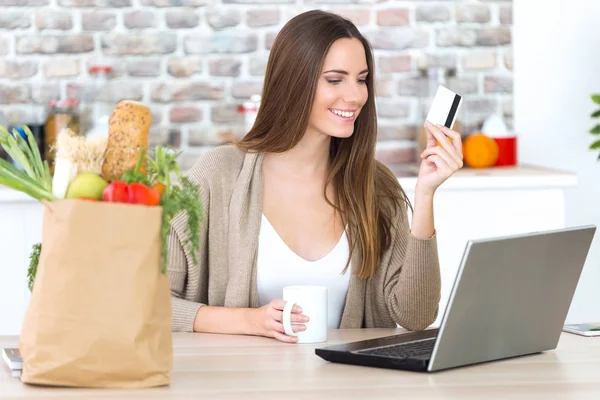 Woman makes purchases online — Stock Photo, Image