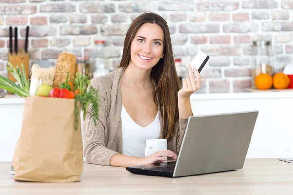 Vrouw maakt aankopen online — Stockfoto