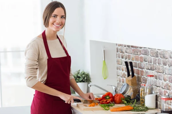 Vrouw kookt in de keuken — Stockfoto